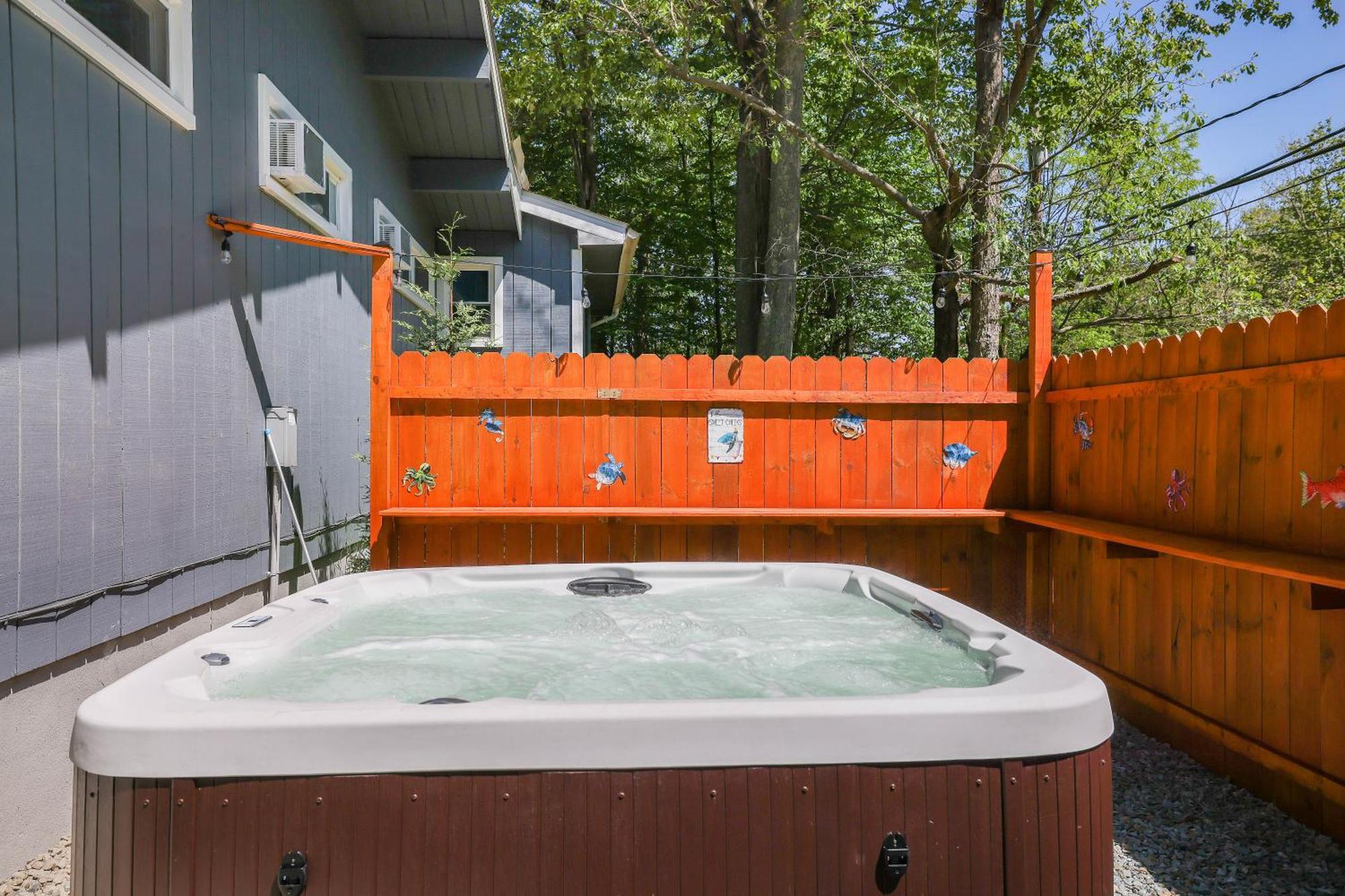 Chic And Stylish Home Hot Tub,4 Bedrooms, Game Movie Room, Firepit, Arcades, Playground On Site 2 Min Walk From Pool And Lake Tobyhanna Kültér fotó