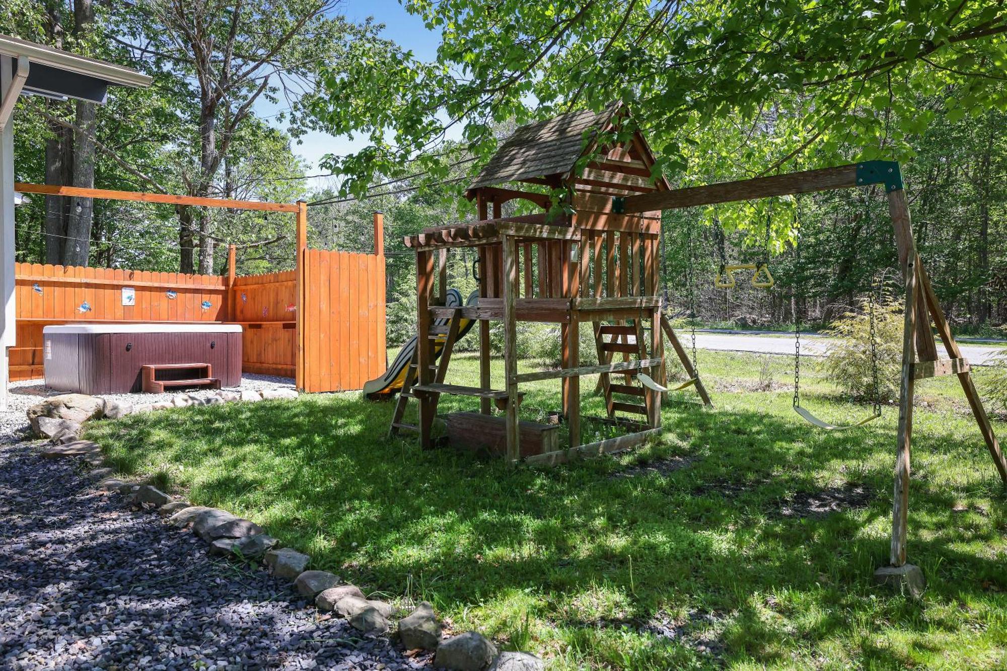 Chic And Stylish Home Hot Tub,4 Bedrooms, Game Movie Room, Firepit, Arcades, Playground On Site 2 Min Walk From Pool And Lake Tobyhanna Kültér fotó